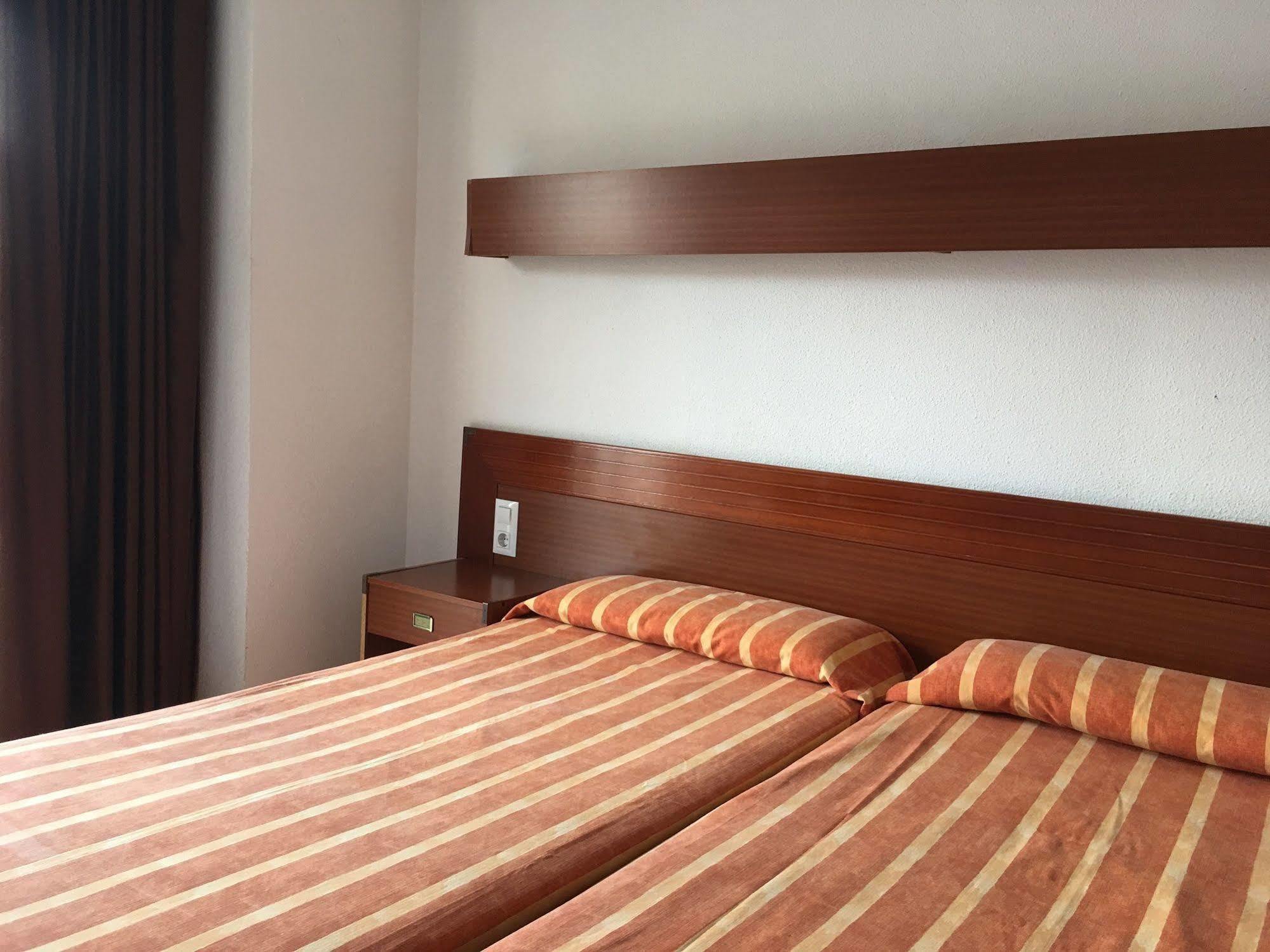 Hotel Checkin Montpalau ピネダ・デ・マール エクステリア 写真